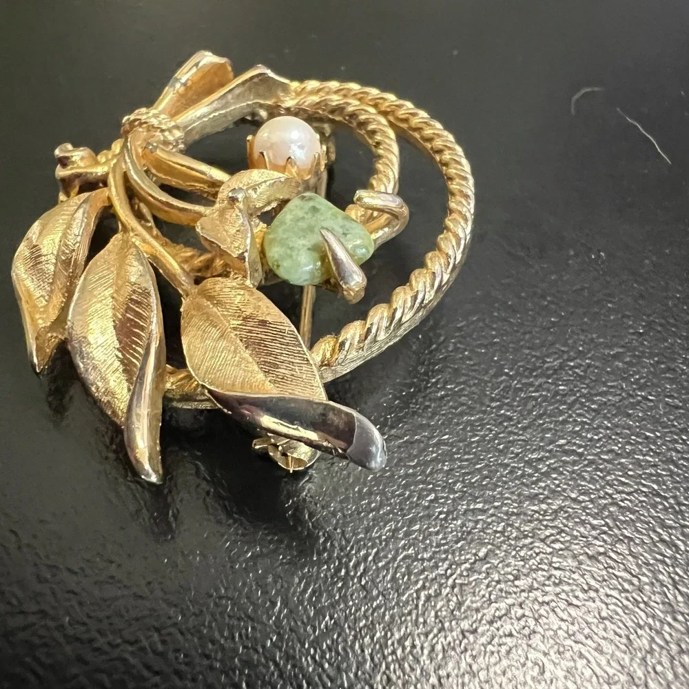 Sarah Coventry Womens Brooch Goldtone Leaf Circle Pearl Green Stone Vintage
